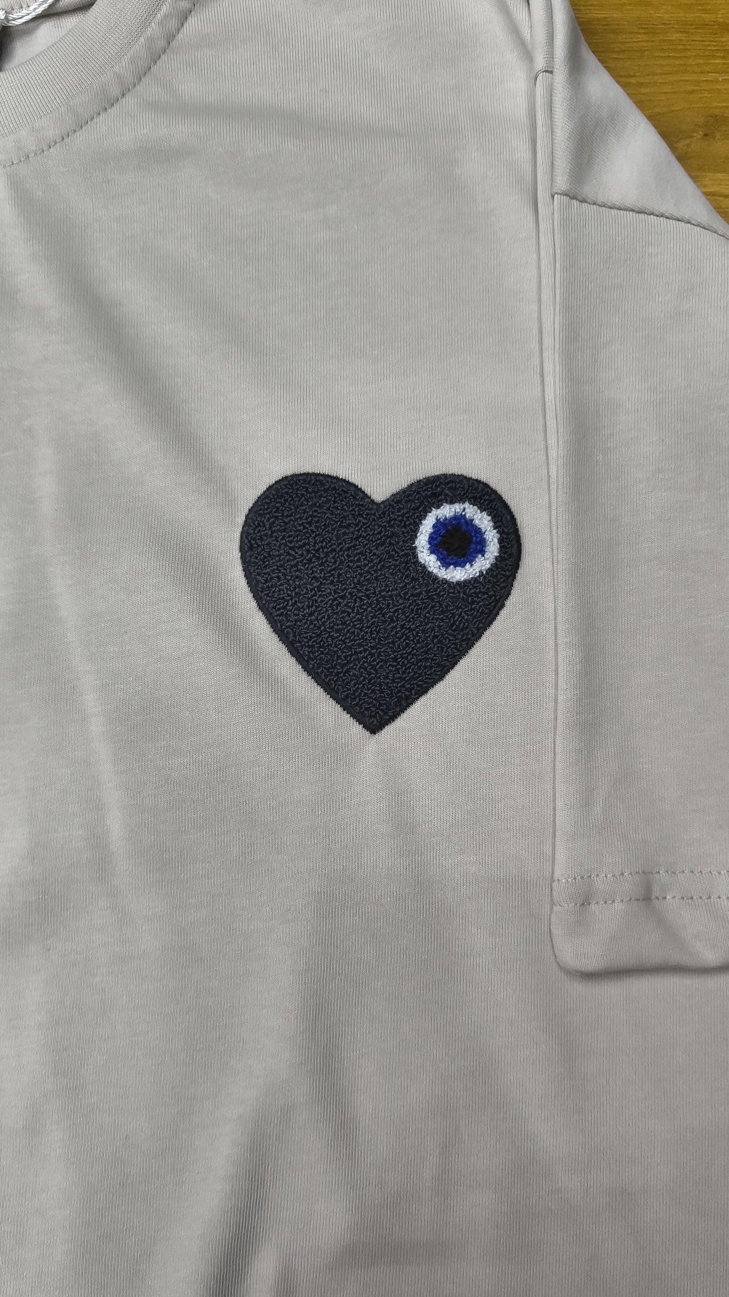 T-shirt LOVE Beige - Coeur brodé Gris