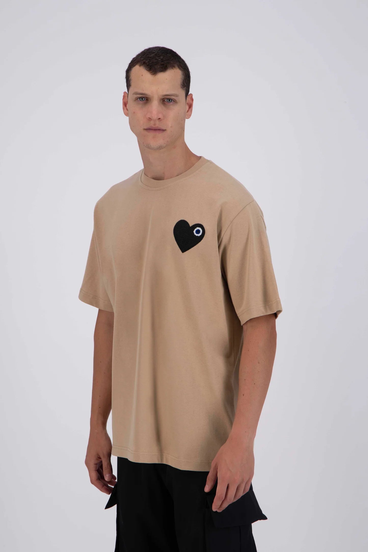 T-shirt LOVE Beige - Coeur brodé Gris