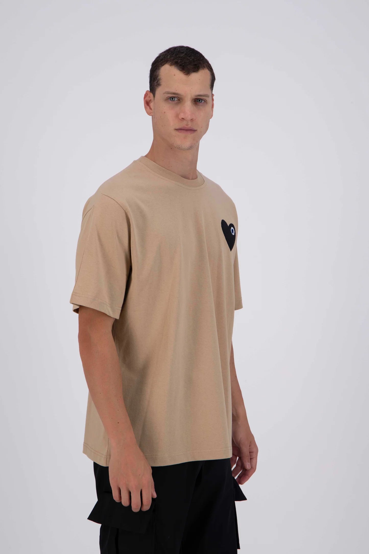 T-shirt LOVE Beige - Coeur brodé Gris