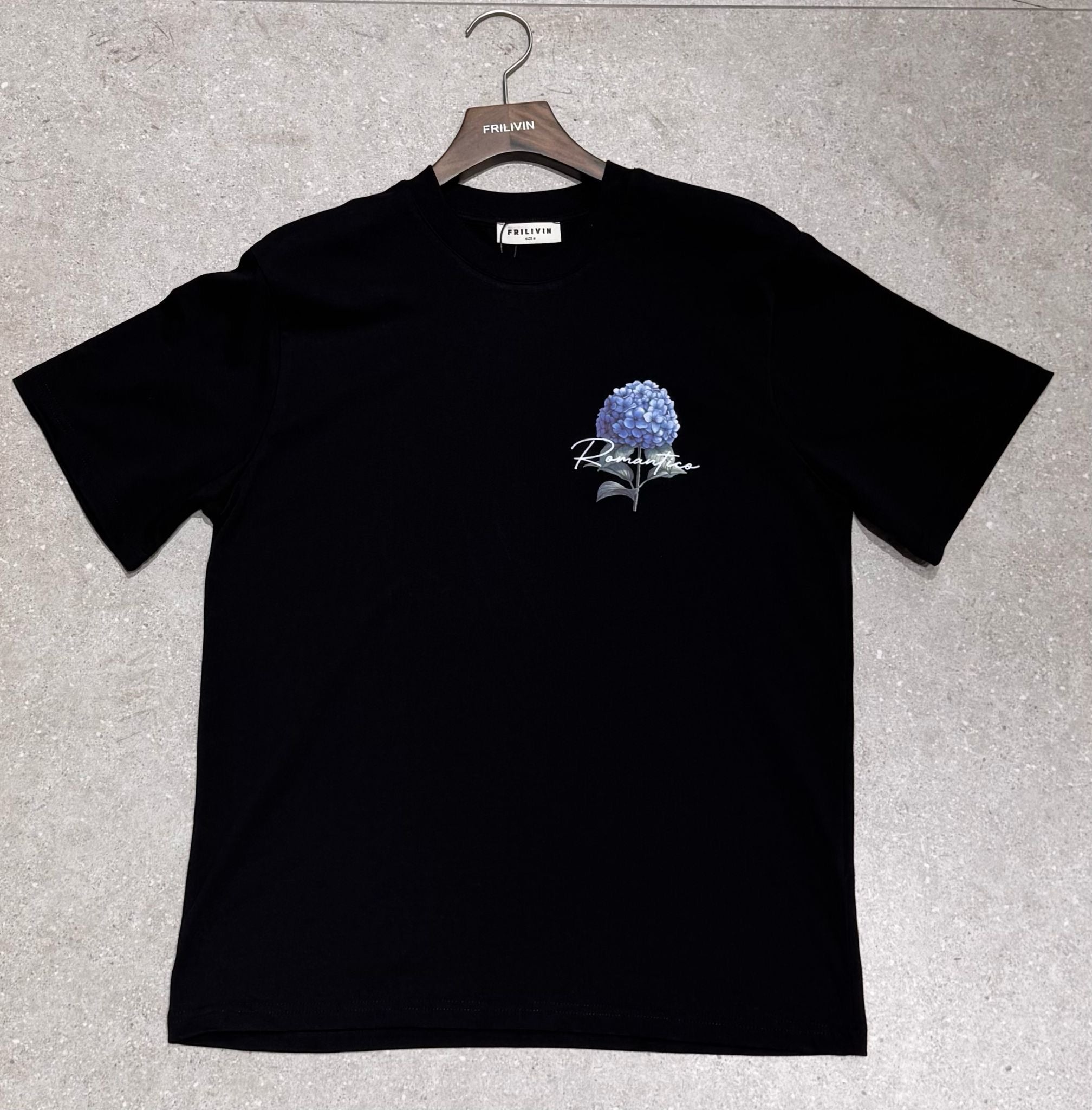 T-shirt Jardin Romantico Fleur Noir – Style Urbain et Minimaliste