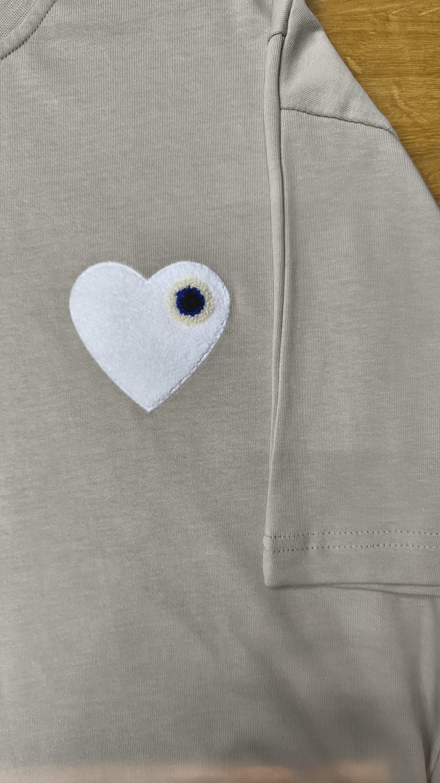 T-shirt LOVE Beige - Coeur brodé Blanc