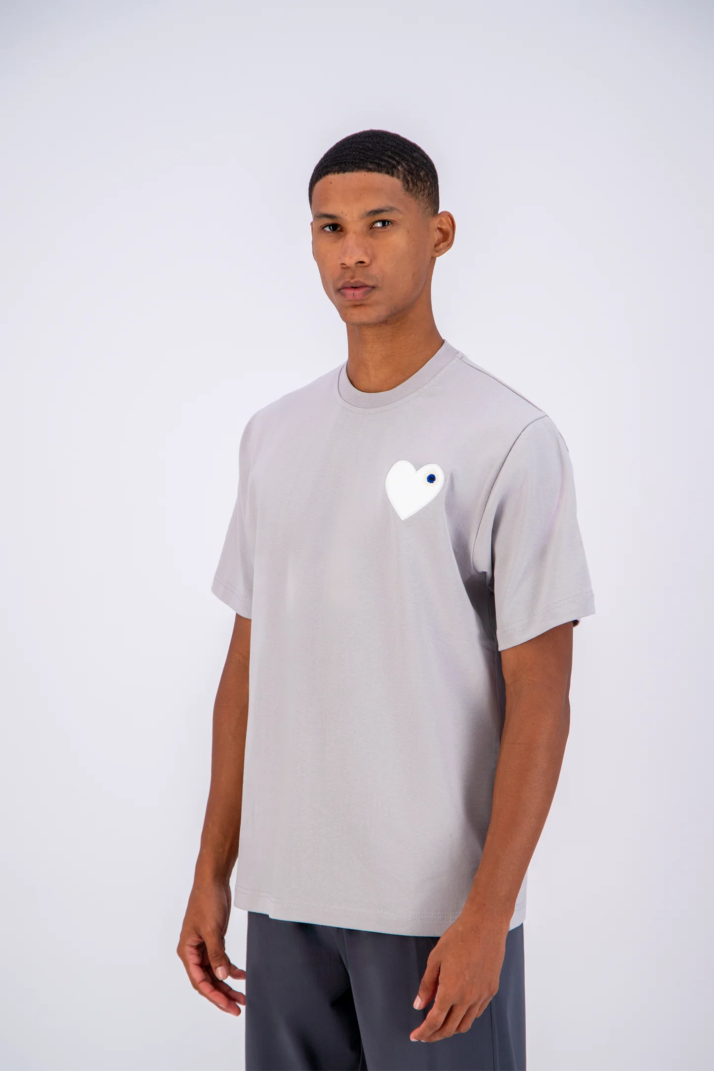 T-shirt LOVE Gris - Coeur brodé Blanc