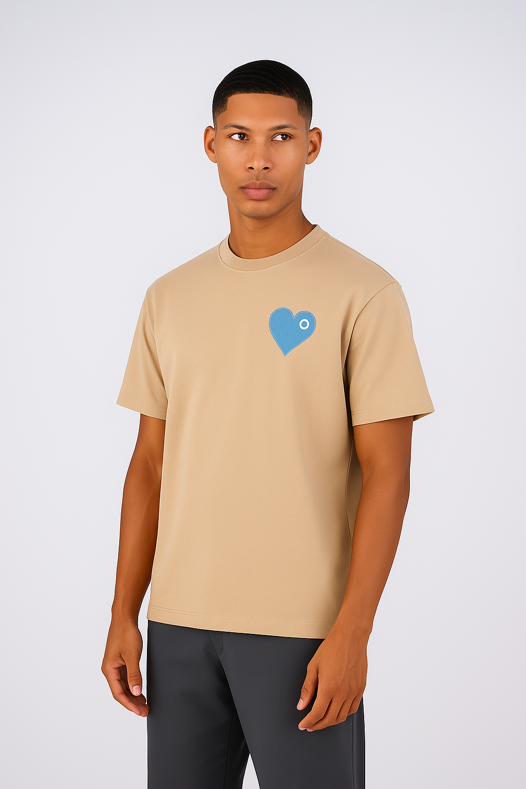 T-shirt LOVE Beige - Coeur brodé Bleu