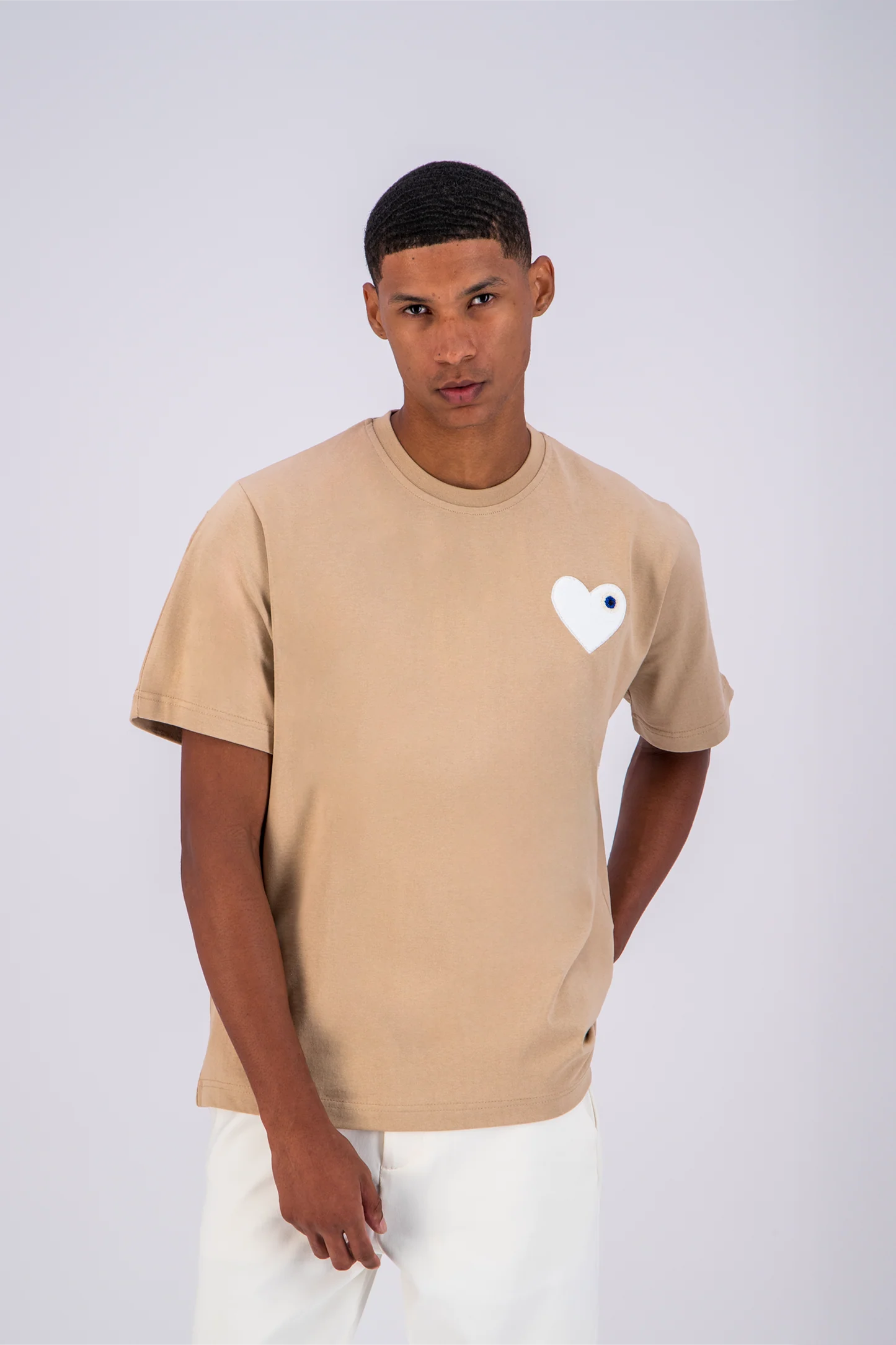 T-shirt LOVE Beige - Coeur brodé Blanc
