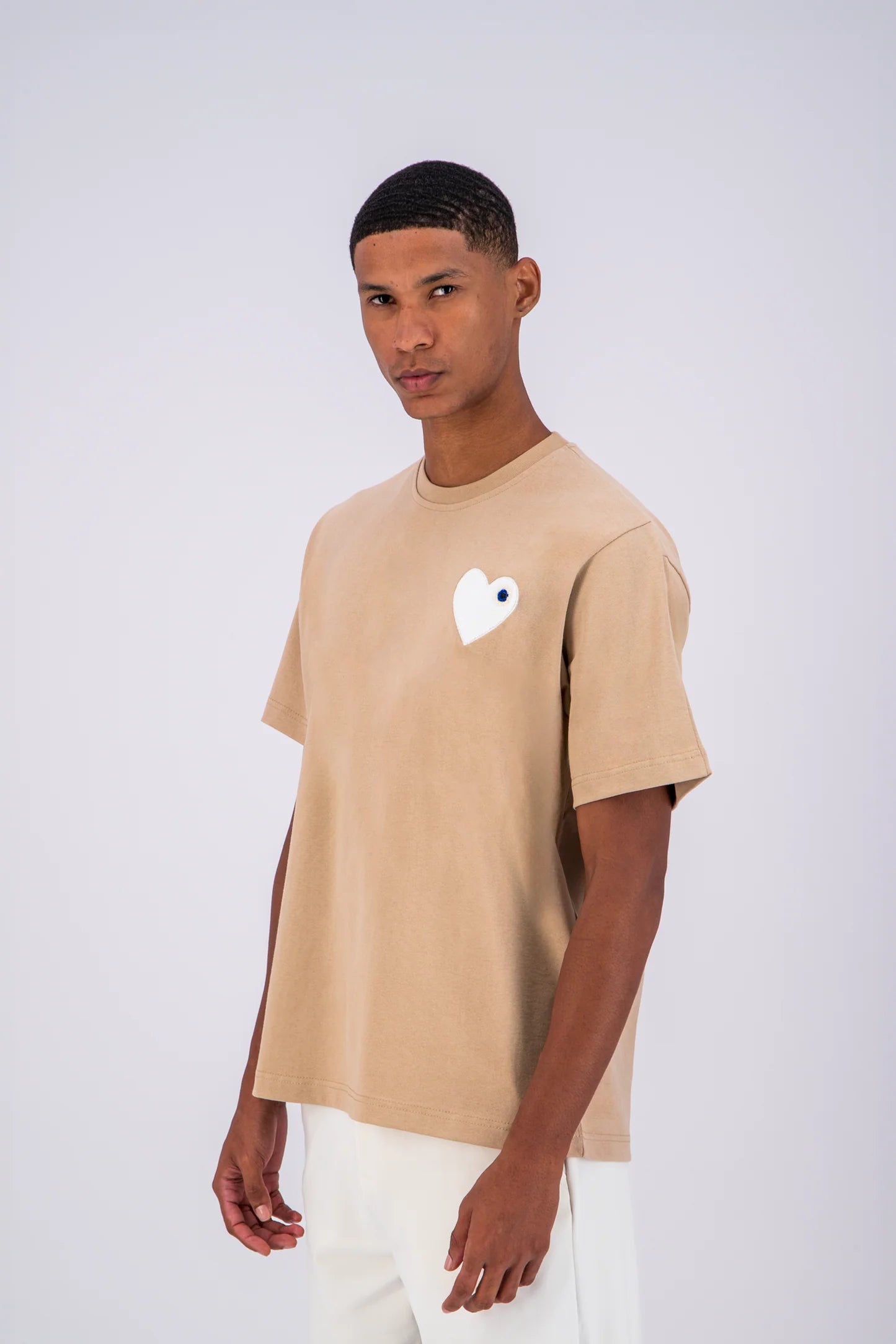 T-shirt LOVE Beige - Coeur brodé Blanc
