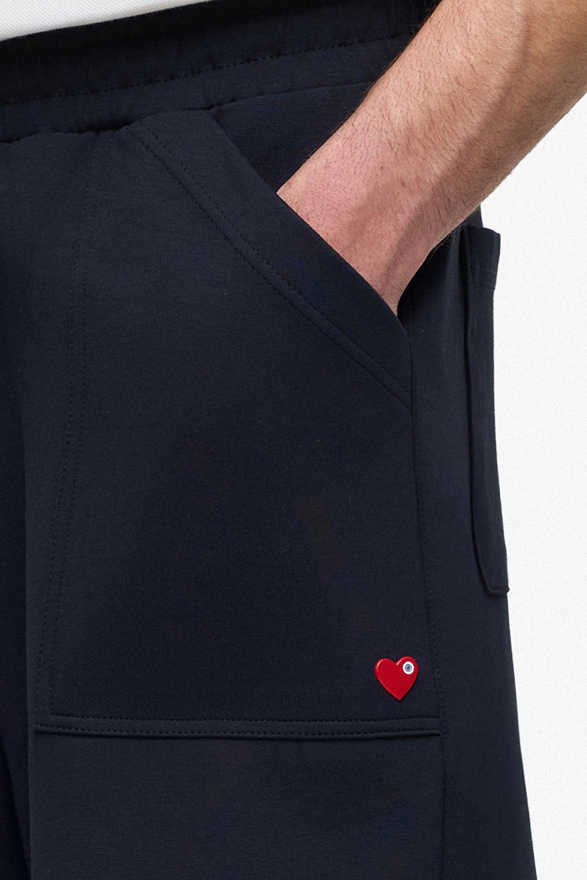 Short Love Bleu Marine & Rouge : Style Oversize : La Signature de l’amour discret