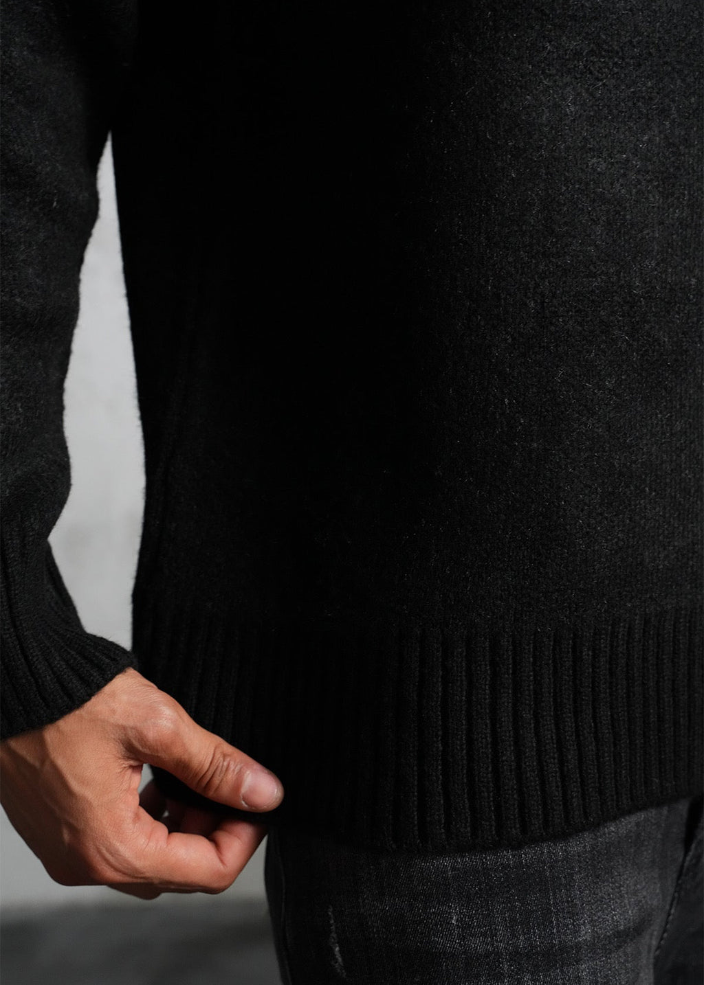 Pull Love Noir : Coupe Droite & Mode Minimaliste