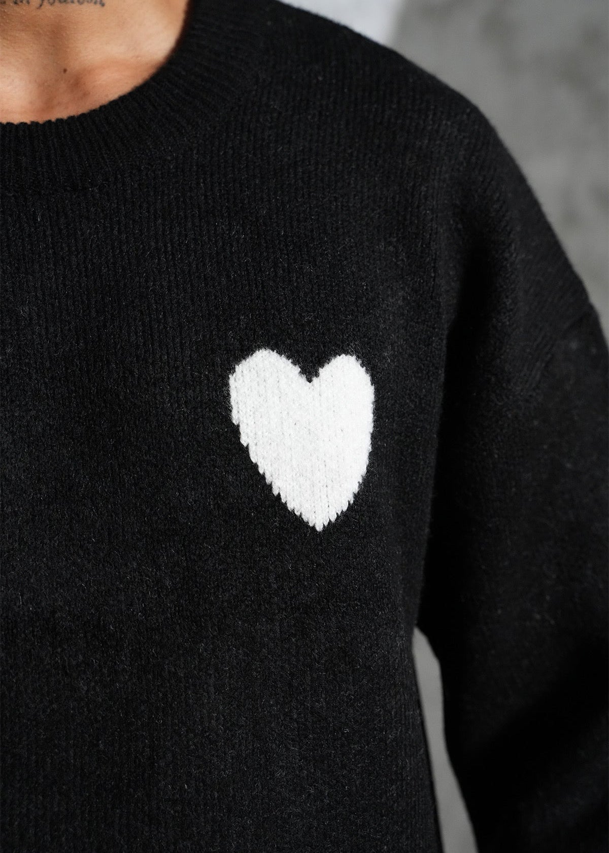 Pull Love Noir : Coupe Droite & Mode Minimaliste