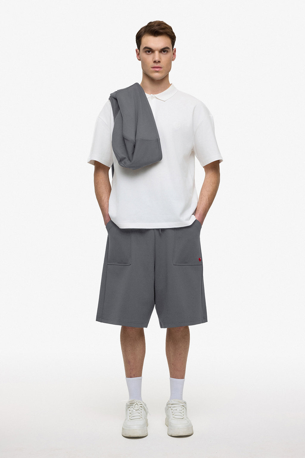 Short Love Gris Antracite & Rouge : Style Oversize : La Signature de l’amour discret