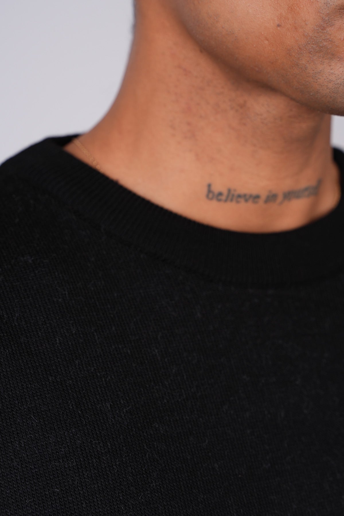 Pull Cannes Noir : Coupe droite  & Code Fleur