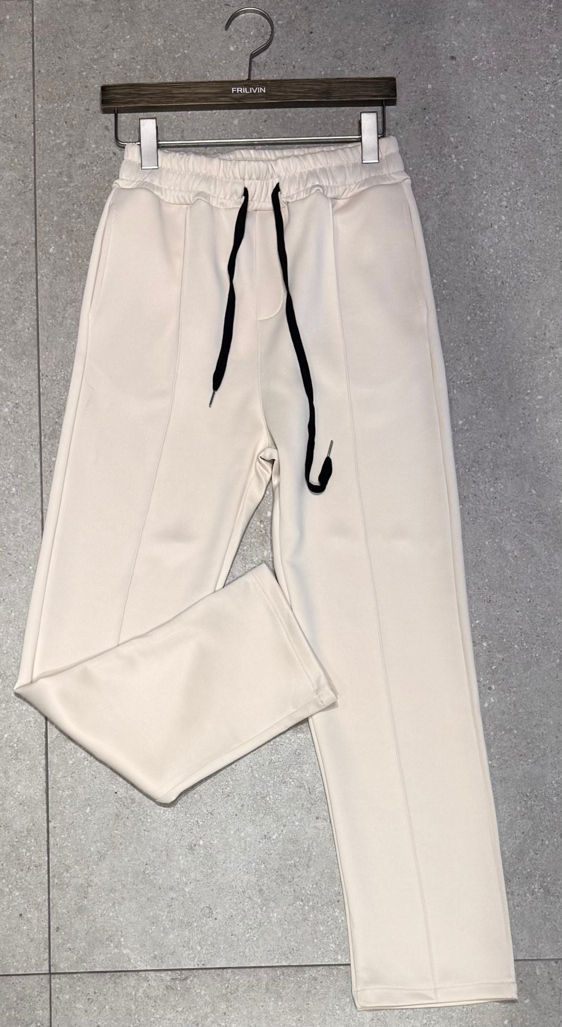 Pantalon Stockholm Beige – Street clean, coupe droite & Ligne tendance