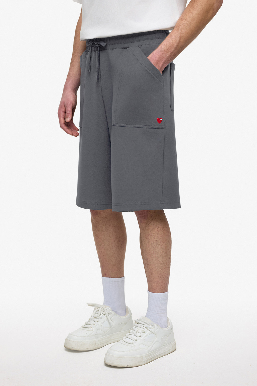 Short Love Gris Antracite & Rouge : Style Oversize : La Signature de l’amour discret