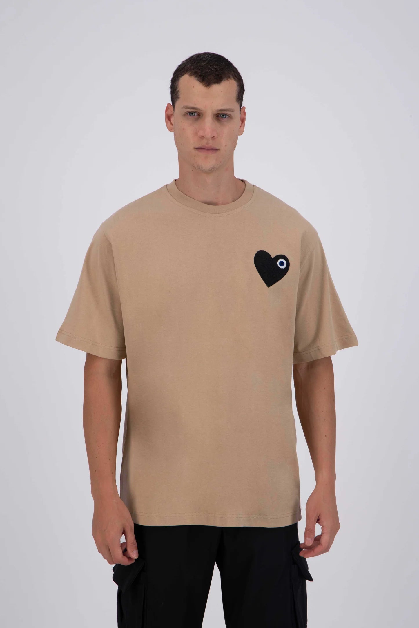 T-shirt LOVE Beige - Coeur brodé Gris