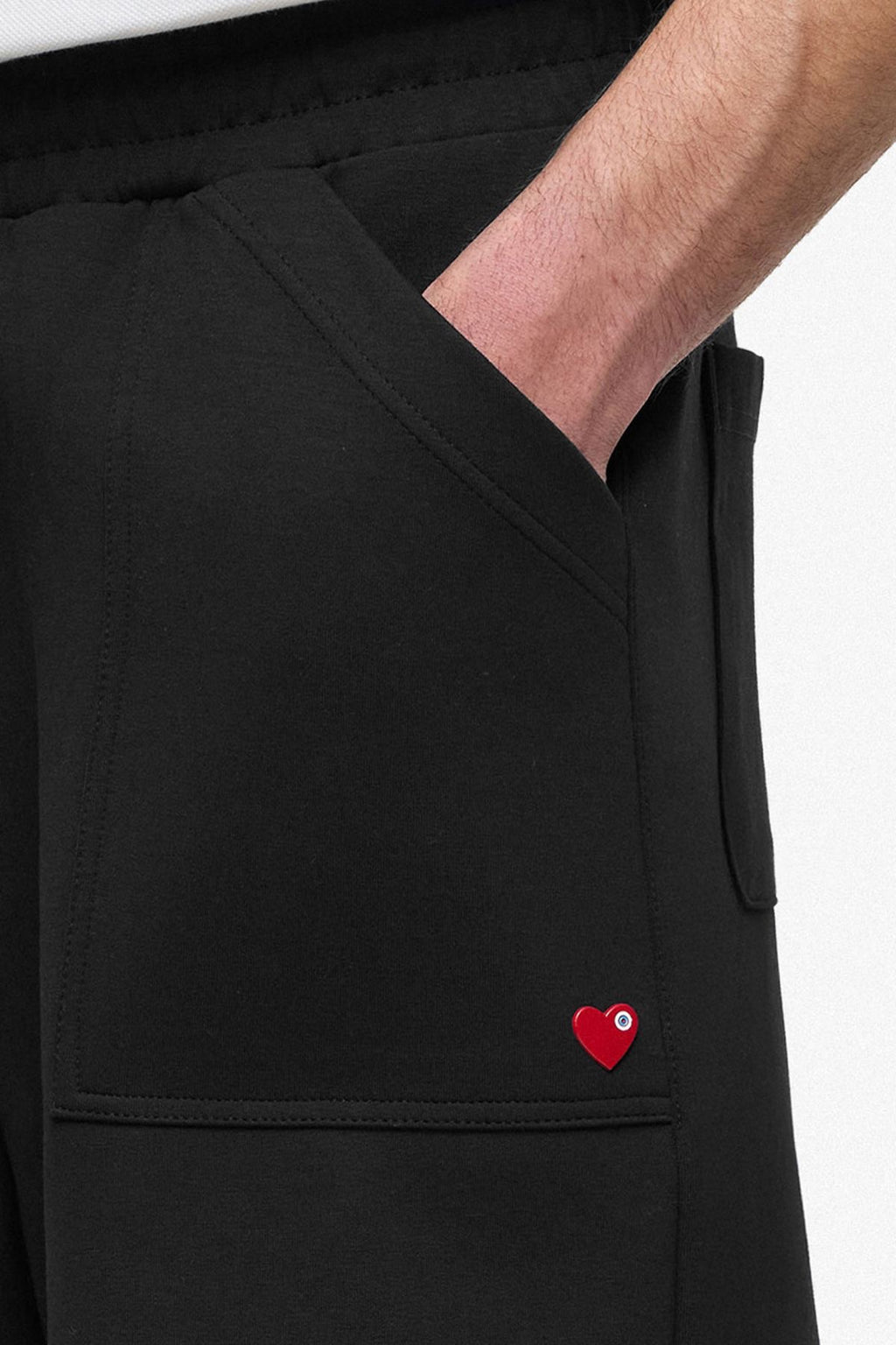 Short Love Noir & Rouge : Style Oversize : La Signature de l’amour discret