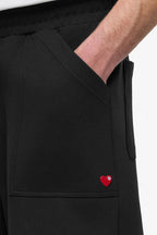 Short Love Noir & Rouge : Style Oversize : La Signature de l’amour discret