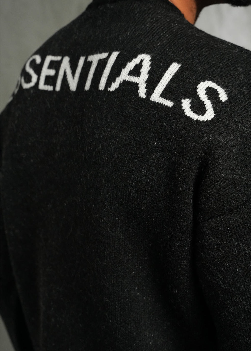 Pull Essentials Noir : Coupe Droite & Mode Minimaliste