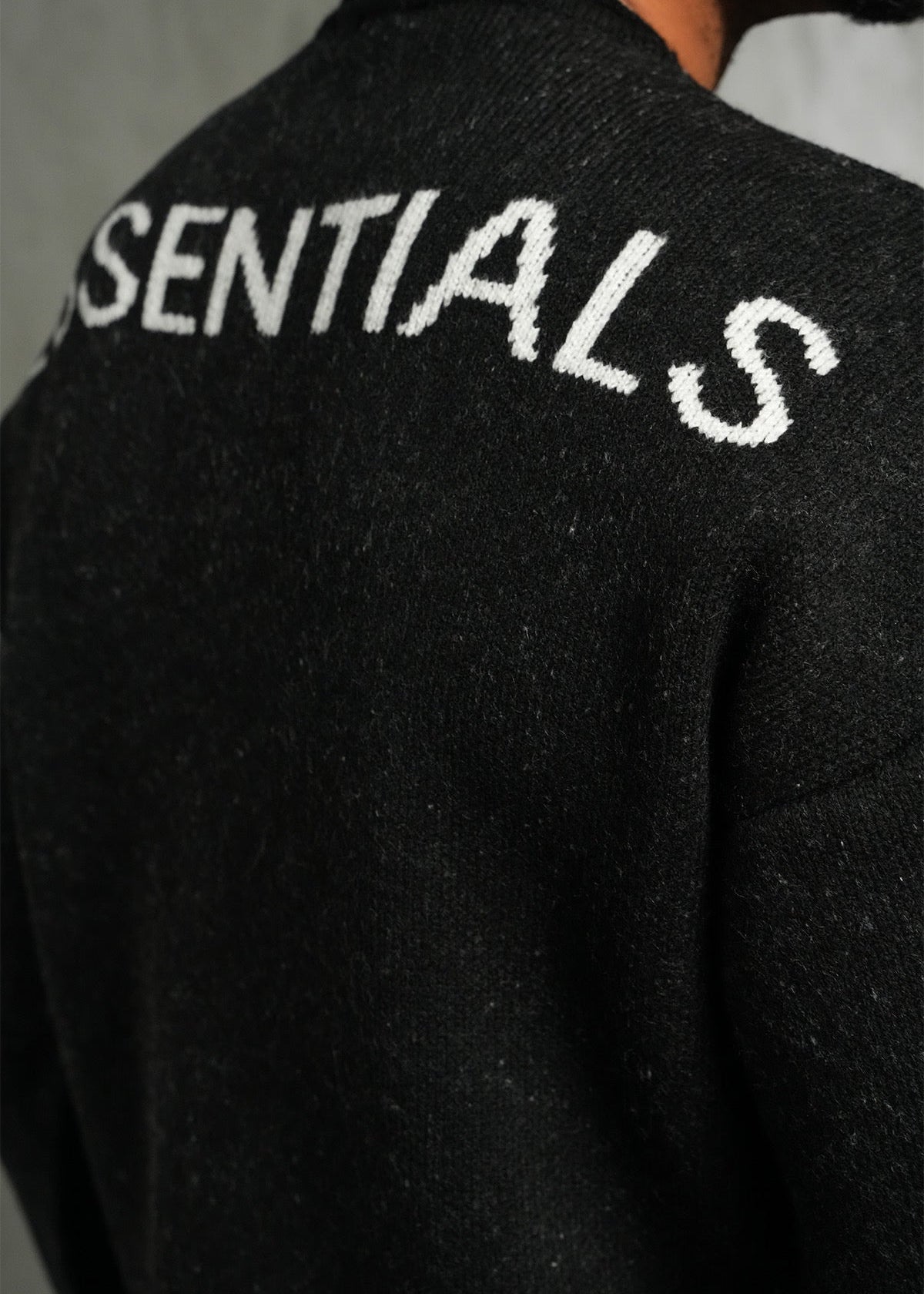 Pull Essentials Noir : Coupe Droite & Mode Minimaliste