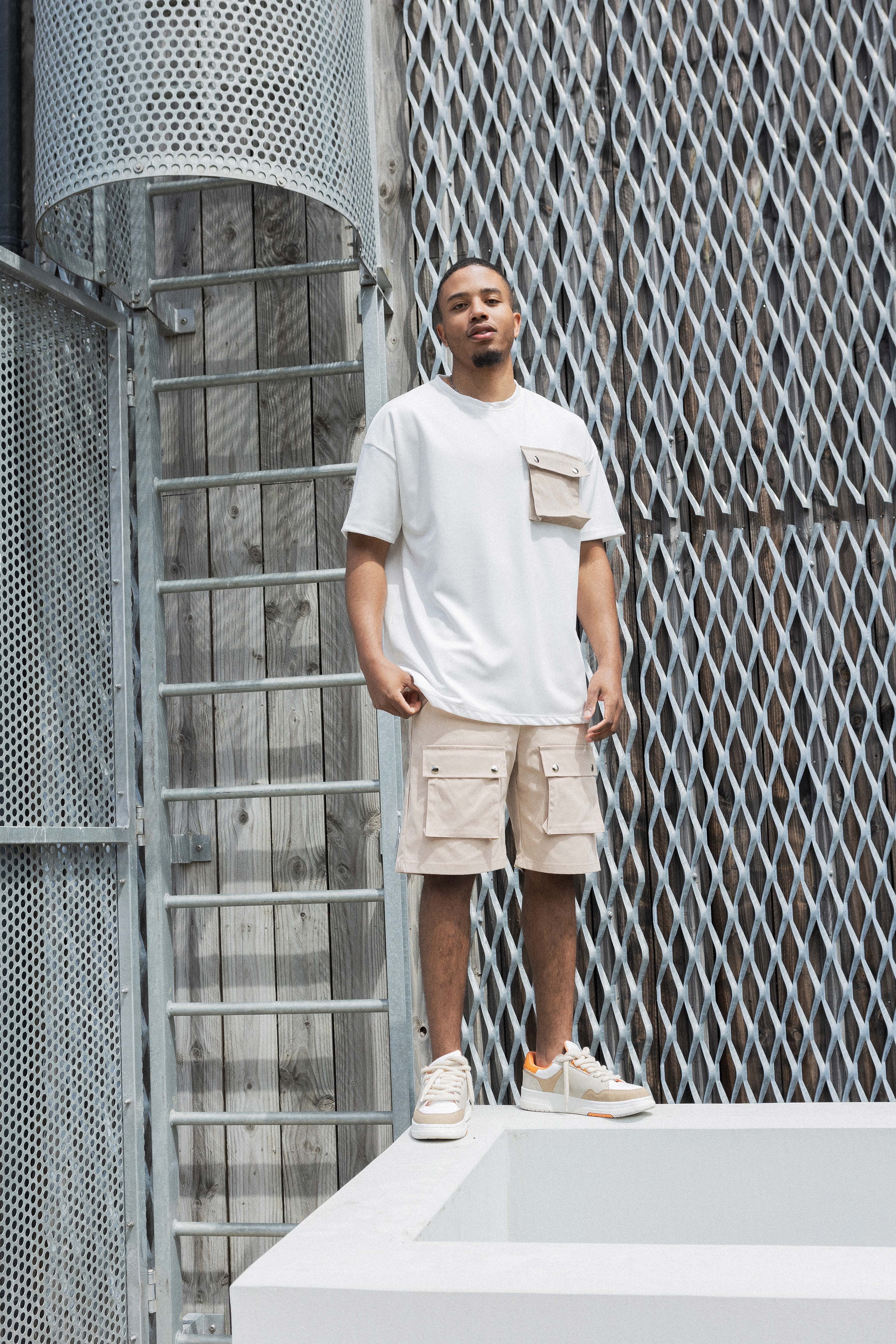 Short Tokyo Beige – Précision de la Rue & Codes de l’Ombre