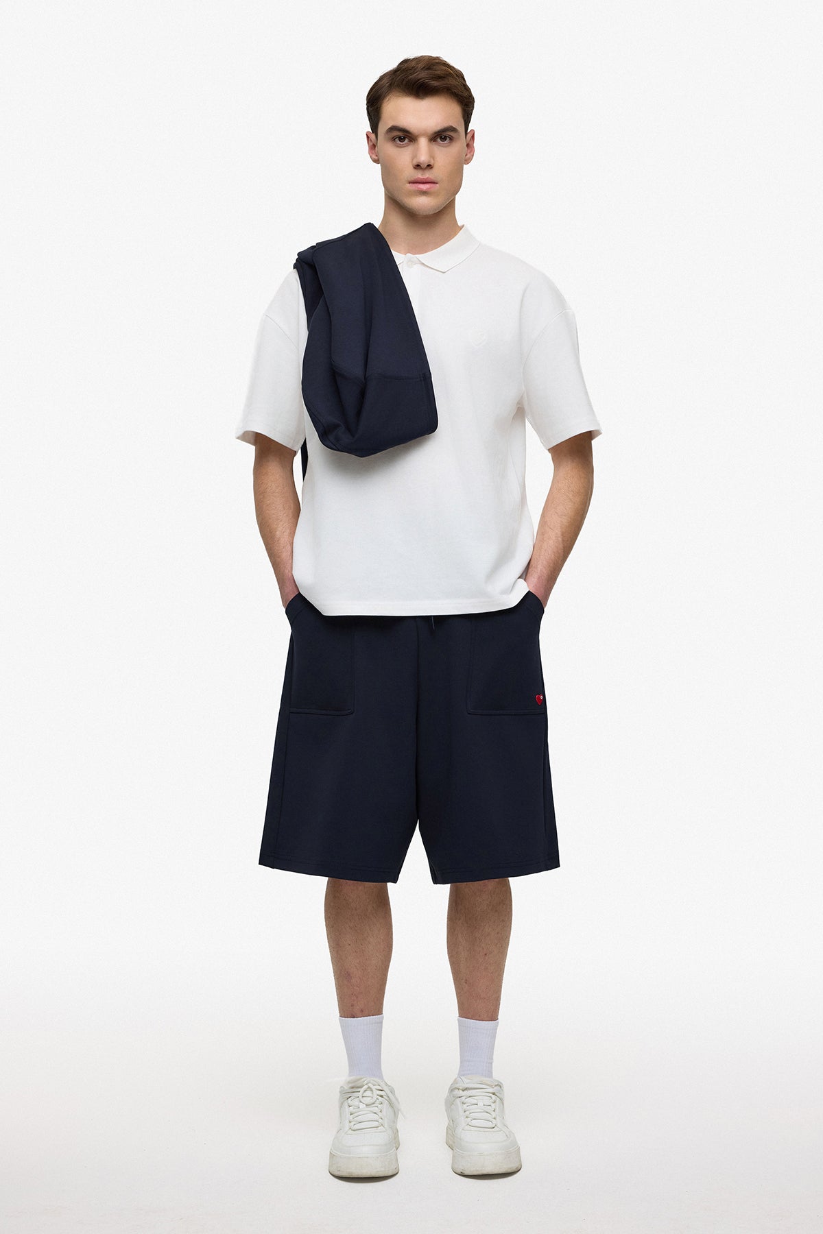 Short Love Bleu Marine & Rouge : Style Oversize : La Signature de l’amour discret
