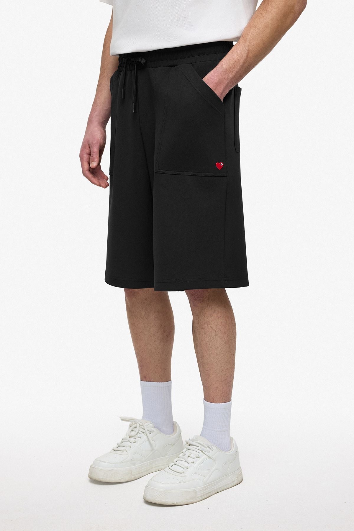 Short Love Noir & Rouge : Style Oversize : La Signature de l’amour discret