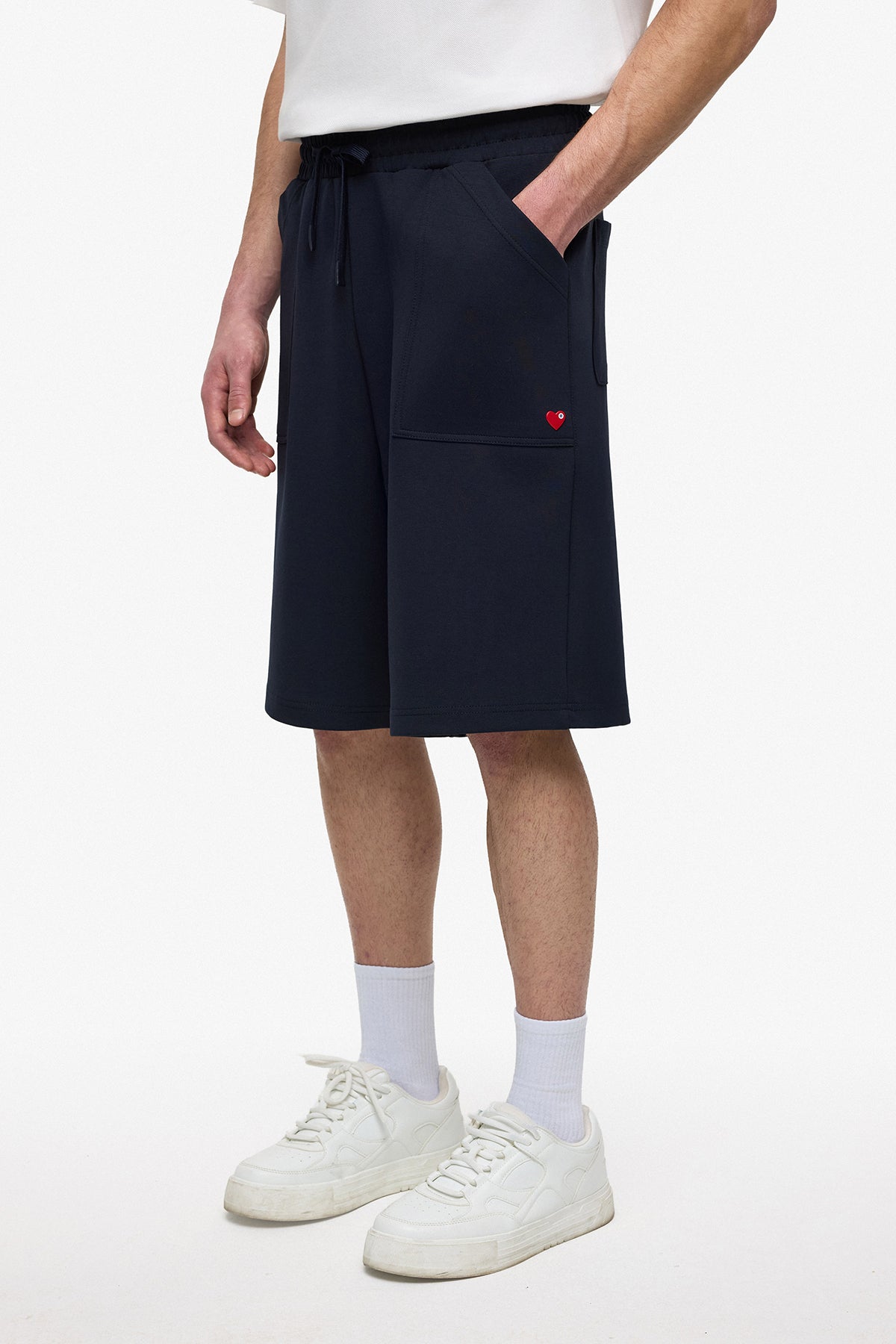 Short Love Bleu Marine & Rouge : Style Oversize : La Signature de l’amour discret