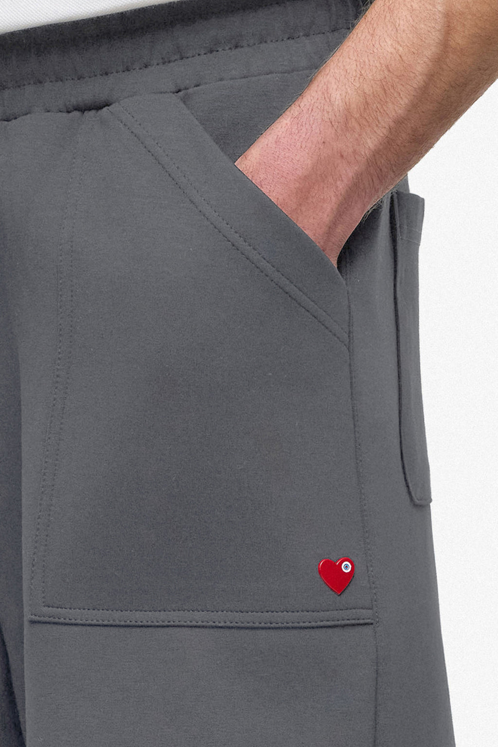 Short Love Gris Antracite & Rouge : Style Oversize : La Signature de l’amour discret