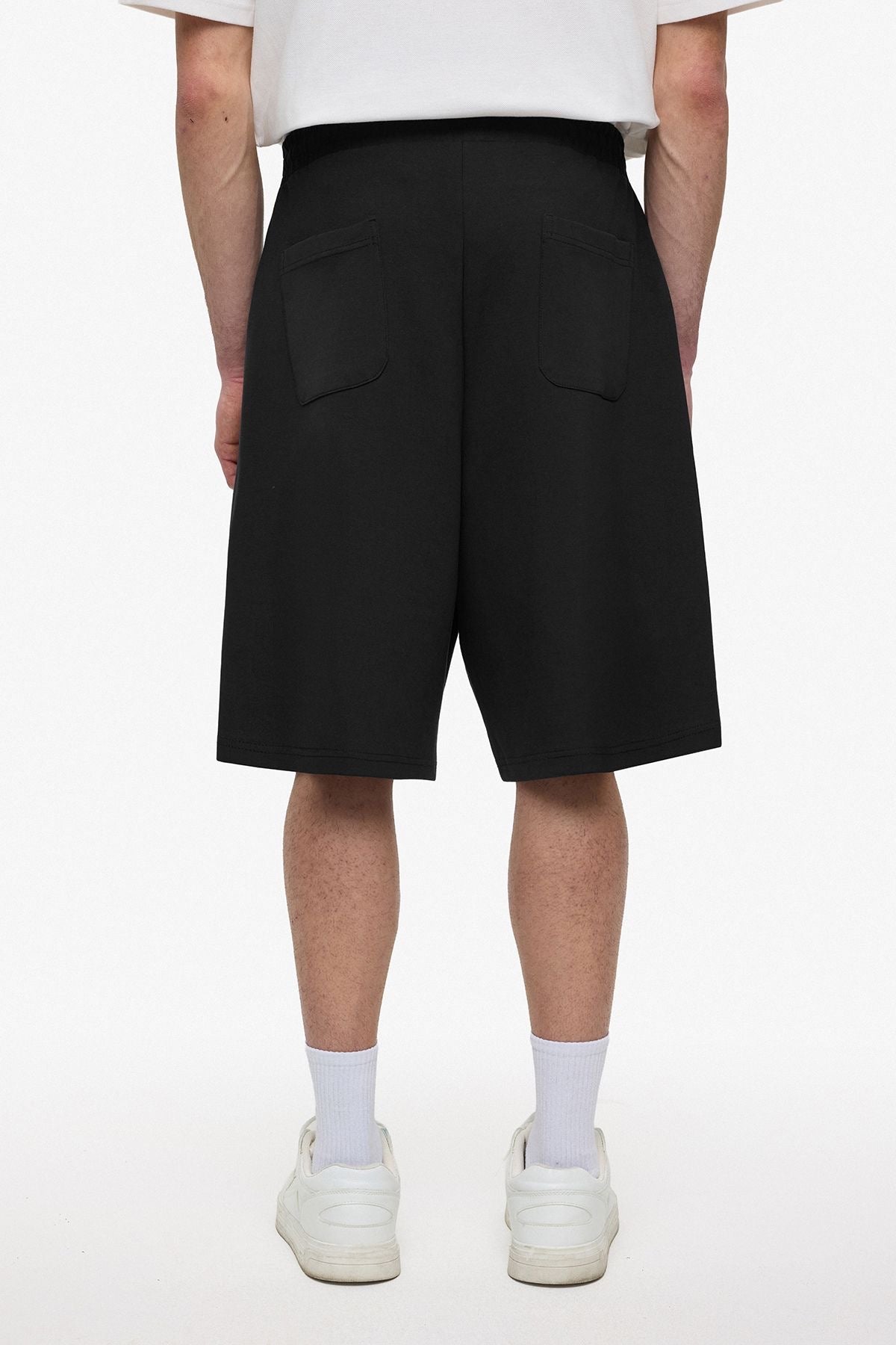 Short Love Noir & Rouge : Style Oversize : La Signature de l’amour discret