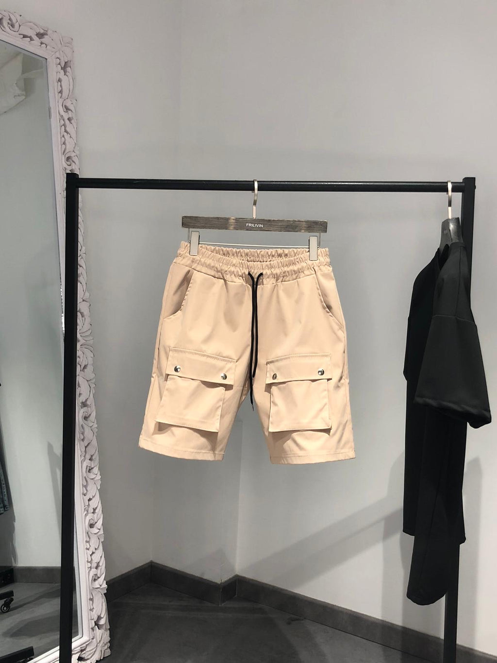 Short Tokyo Beige – Précision de la Rue & Codes de l’Ombre