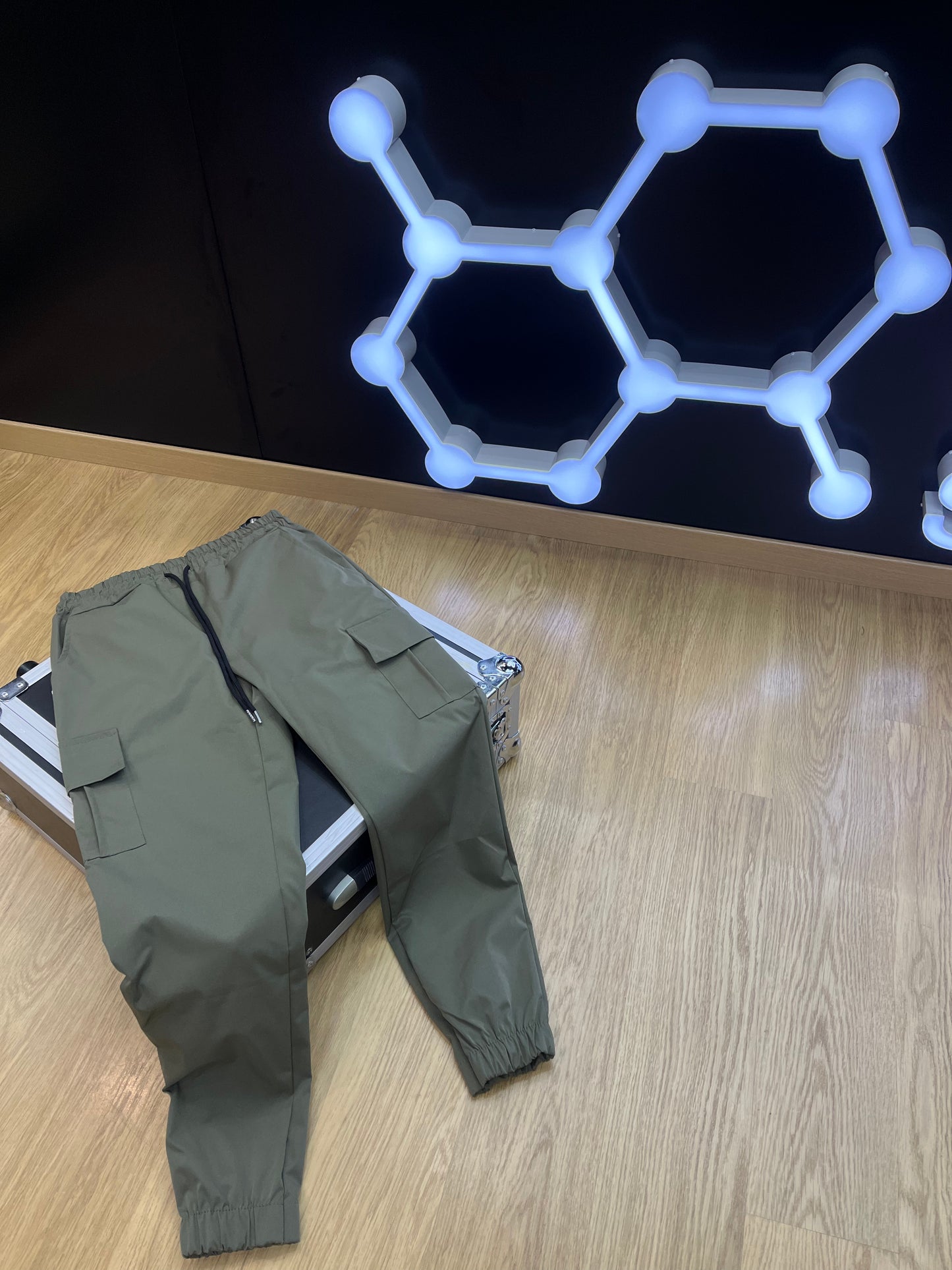 Cargo Moscou Kaki – Silence, Réseau & Style