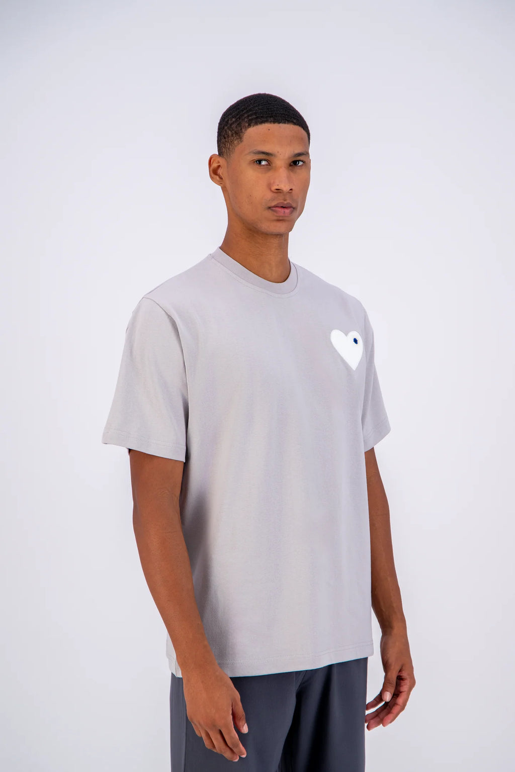 T-shirt LOVE Gris - Coeur brodé Blanc