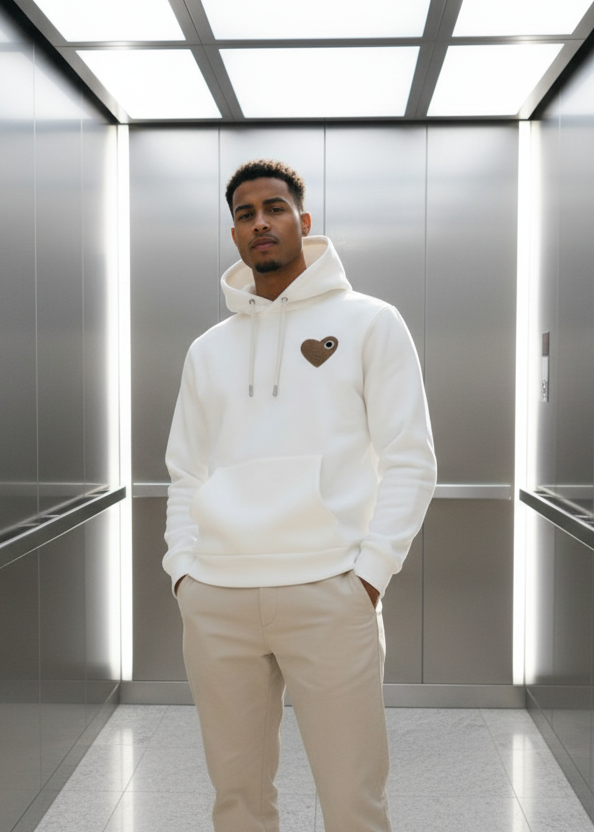 Sweat LOVE Blanc : Coeur beige & Style minimaliste
