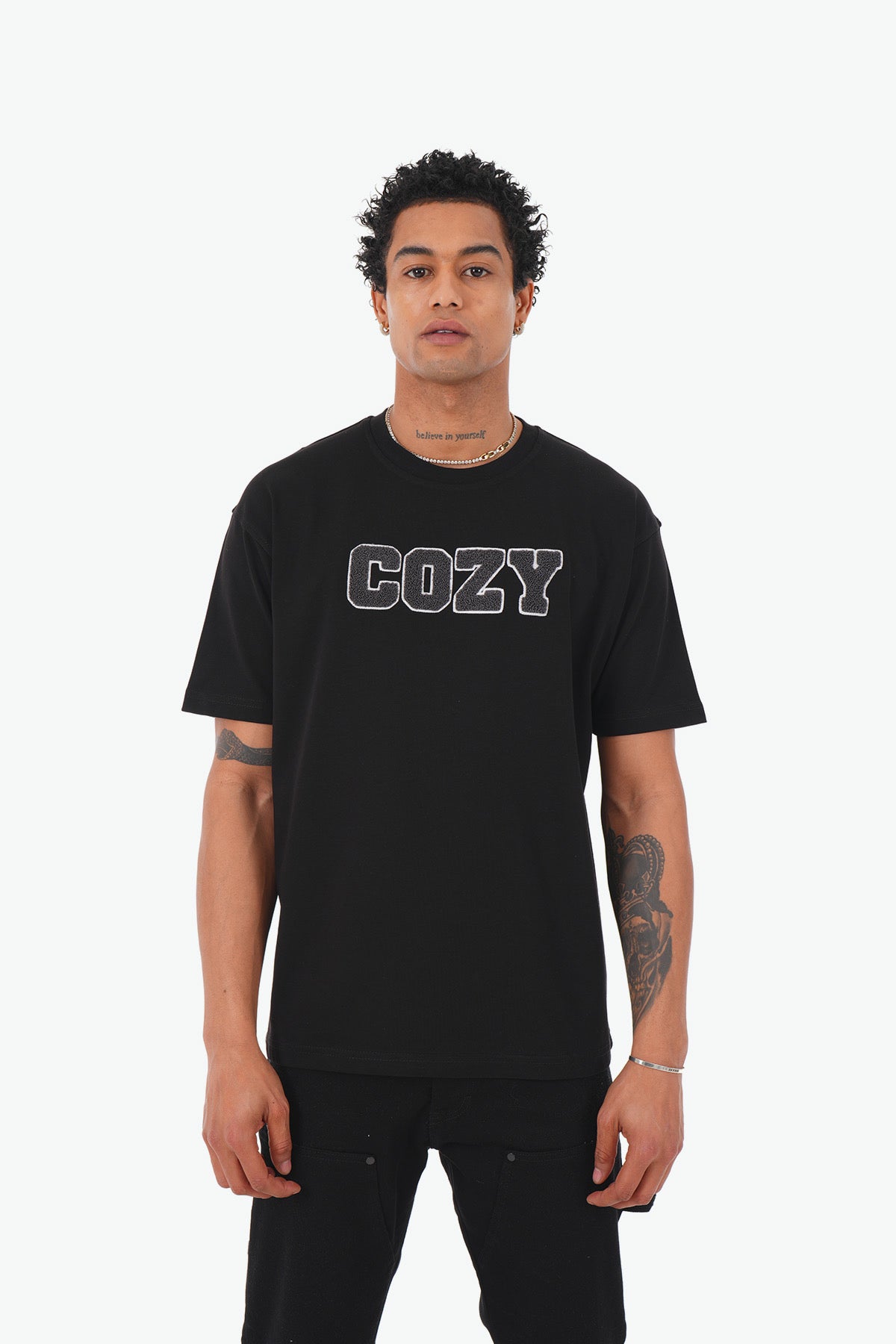 T-shirt Cosy Noir – Streetwear Minimaliste et Attitude