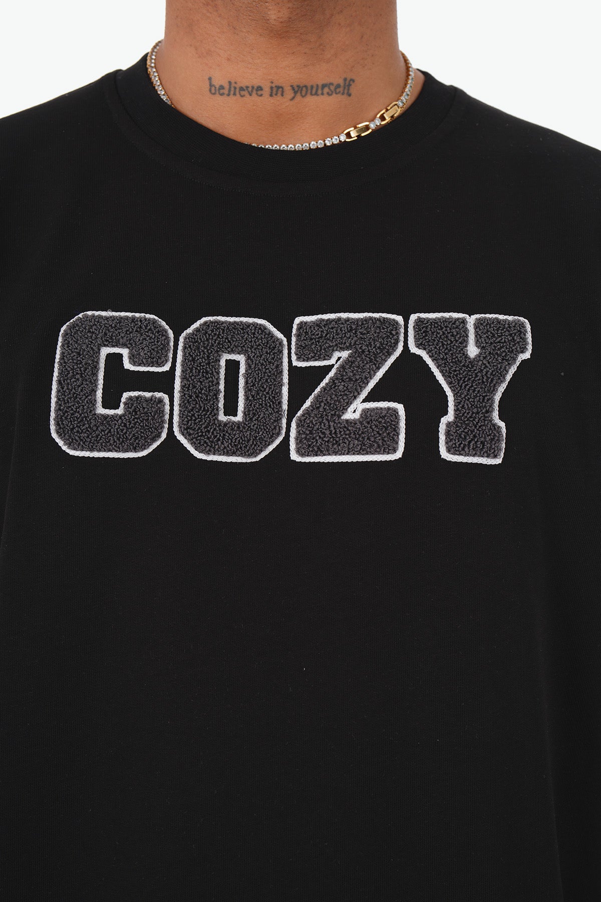 T-shirt Cosy Noir – Streetwear Minimaliste et Attitude